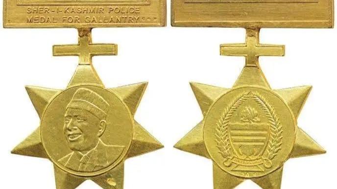 IIOJK POLICE MEDAL REPLACED WITH INDIA’S NATIONAL EMBLEM | Sheikh Abdullah | Gallantry Medal
