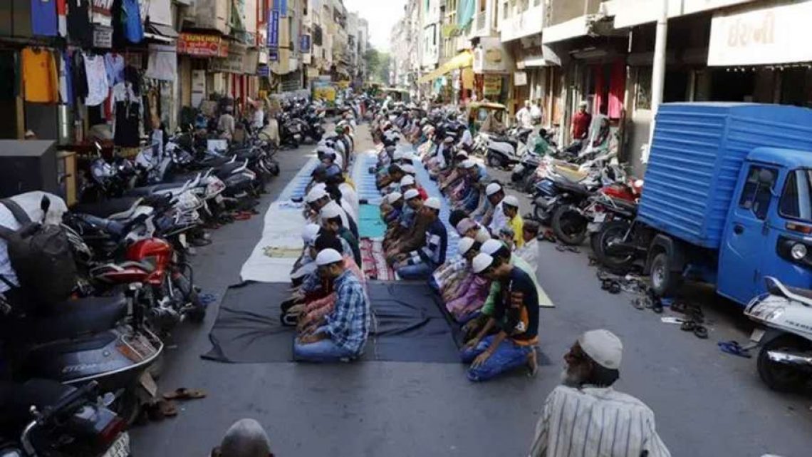 HYPOCRISY OF INDIAN POLICE | INDIAN POLICE THRASHED MUSLIMS FOR OFFERING NAMAZ ON THE ROAD