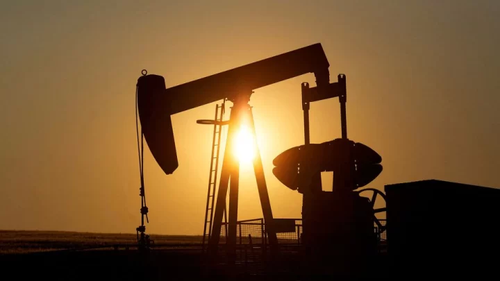 Oil falls to 7-mth low on renewed demand fears, rate hike expectations