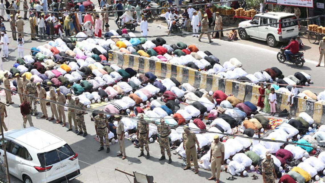 Police has filed case against 1700 Muslims for praying on the road during Eid in UP, India