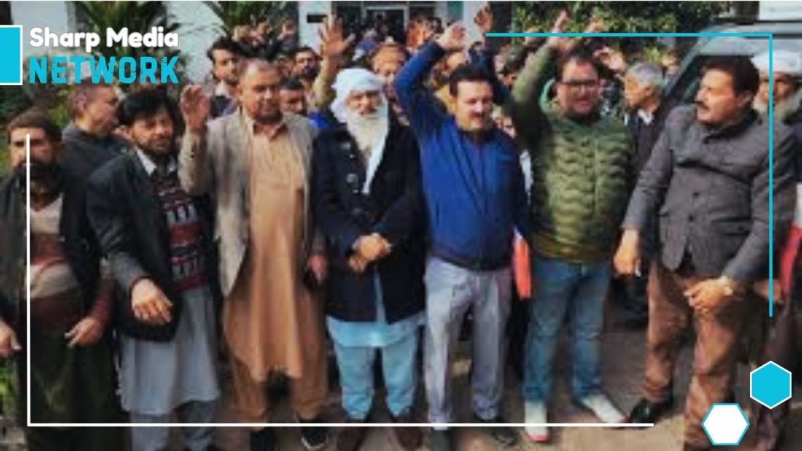 Families in IIOJK Protest Over Suspension of Relief for Displaced Persons