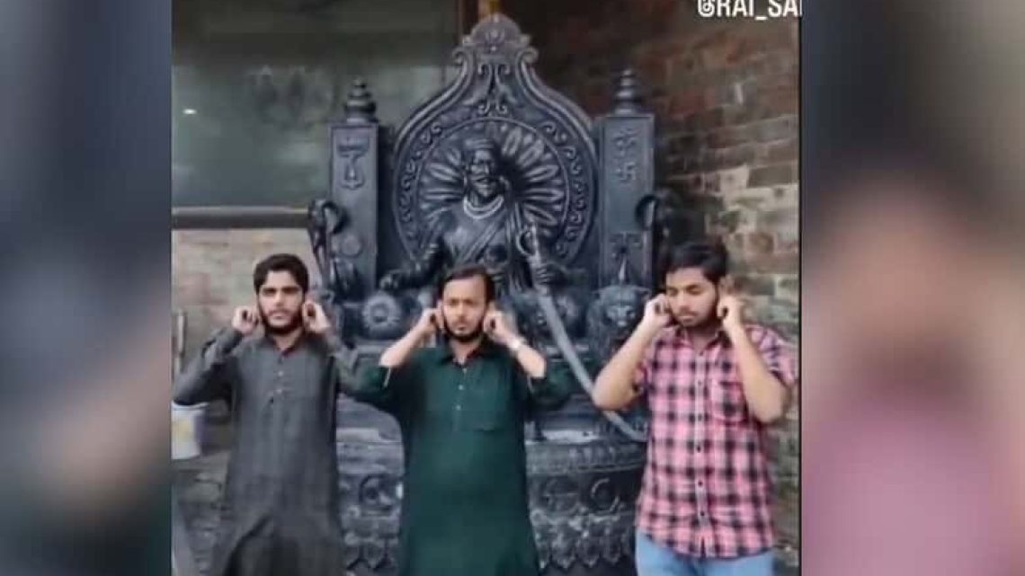 India’s Growing Intolerance: Hindu Mob Forces Muslim Students to Bow Before Idol in Maharashtra