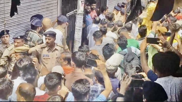Armed Hindutva Mob Forces Muslim Food Vendors to Close Shops in Mainpuri as Police Watch Silently